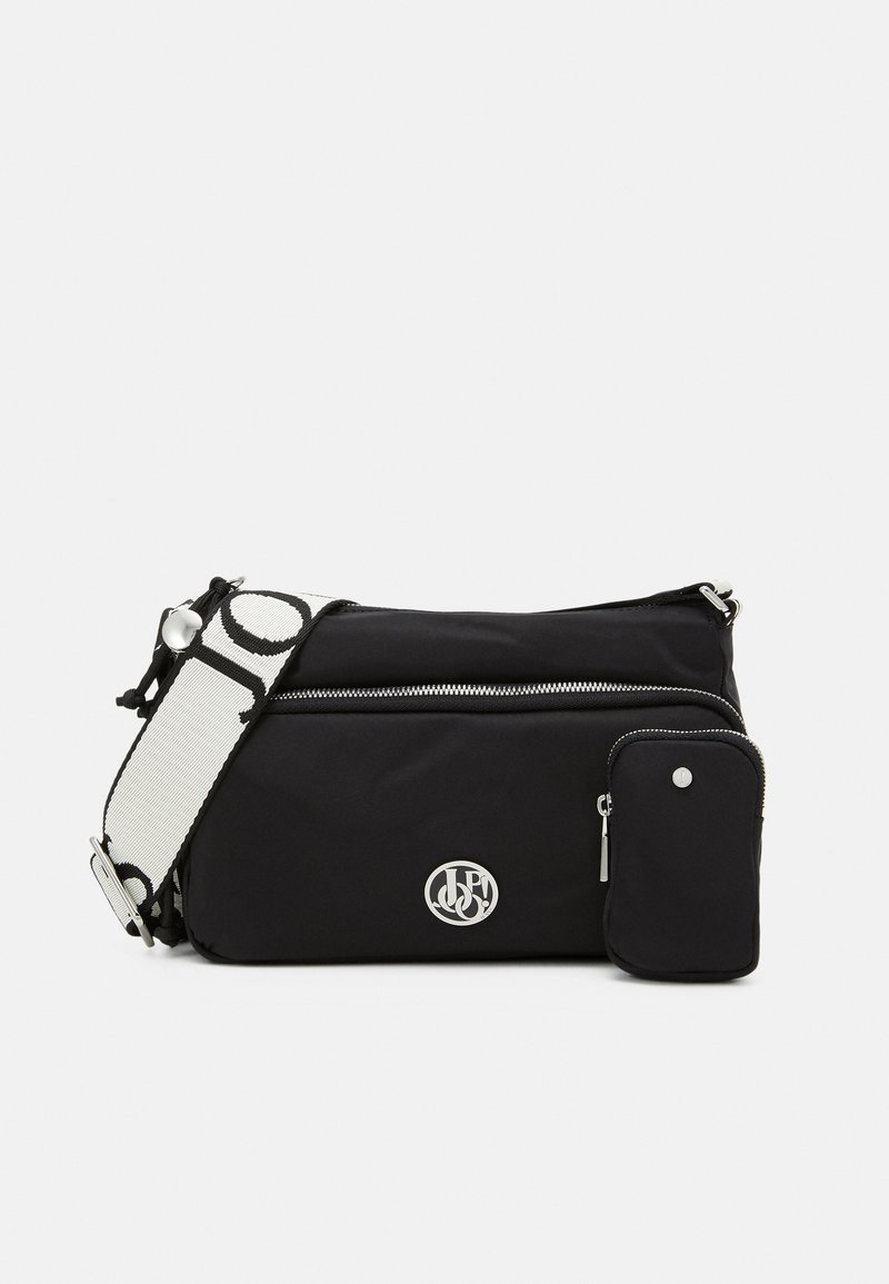 Borse a tracolla in nylon nero con hardware in argento, dotata di una tasca a zip frontale e di una pochette rimovibile. Tracolla regolabile con motivo.