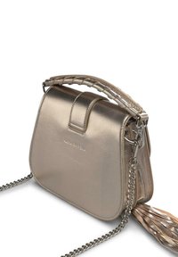 Borsa crossbody metallica dorata con tracolla intrecciata e dettaglio con frange. Forma rettangolare con texture liscia e accessori in tono argento.