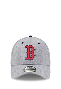 Graue Stoff-Basketballmütze mit einem roten gestickten "B"-Logo, gebogenem Schirm und marineblauen Akzenten an den Belüftungsösen. Verstellbarer Riemen auf der Rückseite.