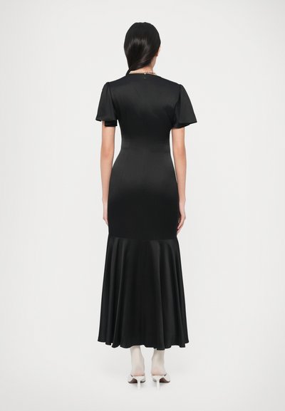 Fekete szatén ruha rövid puffos ujjakkal, testhez simuló felsőrésszel és bővülő szoknyával. Hátul cipzárral és sima textúrával rendelkezik.