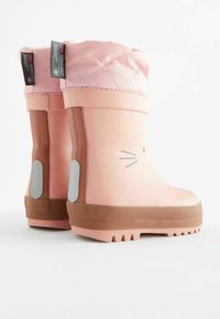 Stivali da pioggia in gomma rosa con parte superiore trapuntata, dettagli grigi, suola marrone e un sottile design di faccia di gatto sul lato esterno. Fondo con grip testurizzato.