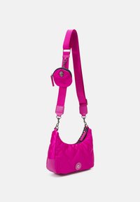 Quiltowana różowa torba na ramię z odpinaną portmonetką i regulowanym paskiem. Posiada srebrne wykończenia oraz okrąły akcent z logo.