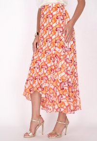 Asymmetrische midi-jurkje van lichtgewicht stof, met een levendig oranje en roze abstract patroon en ruches langs de zoom.