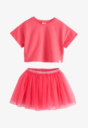 Korall rózsaszín kétdarabos összeállítás, rövid ujjú, croppolt pólóval és hozzá illő, gumis derékpántú tüll szoknyával.