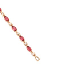 Bracciale dorato con pietre rosse profonde a taglio marquise e gemme trasparenti alternate, unite da accenti floreali e una chiusura semplice.