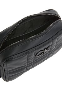 Calvin Klein Taška s příčným popruhem - black