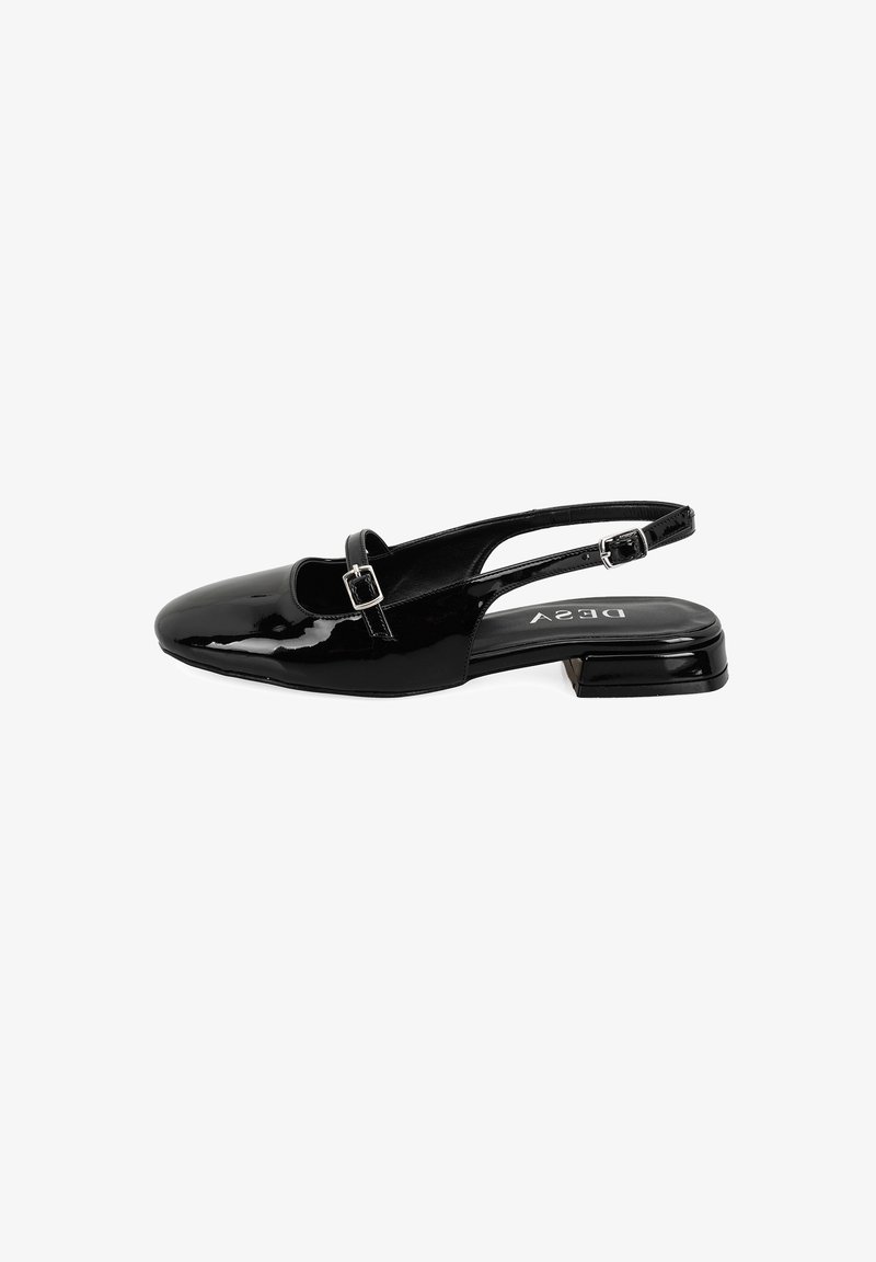 Schwarzer Lackleder-Slingback-Schuh mit runder Zehenpartie, einem Knöchelriemen mit einer silbernen Schnalle und einem niedrigen Blockabsatz.