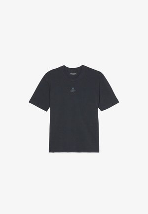 Czarna bawełniana koszulka z okrągłym dekoltem, krótkimi rękawami i małym logo "MOP" w jaśniejszym odcieniu szarości z przodu. Gładka tekstura, klasyczny krój.