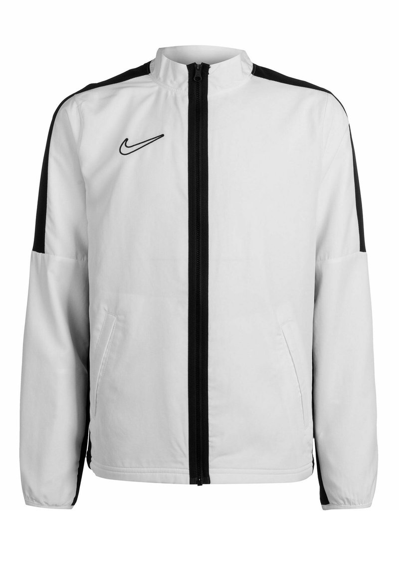 Weißer Jacke mit schwarzen Seitenstreifen, Reißverschluss vorne, hoher Kragen, zwei Fronttaschen und einem kleinen schwarzen Logo auf der linken Seite.