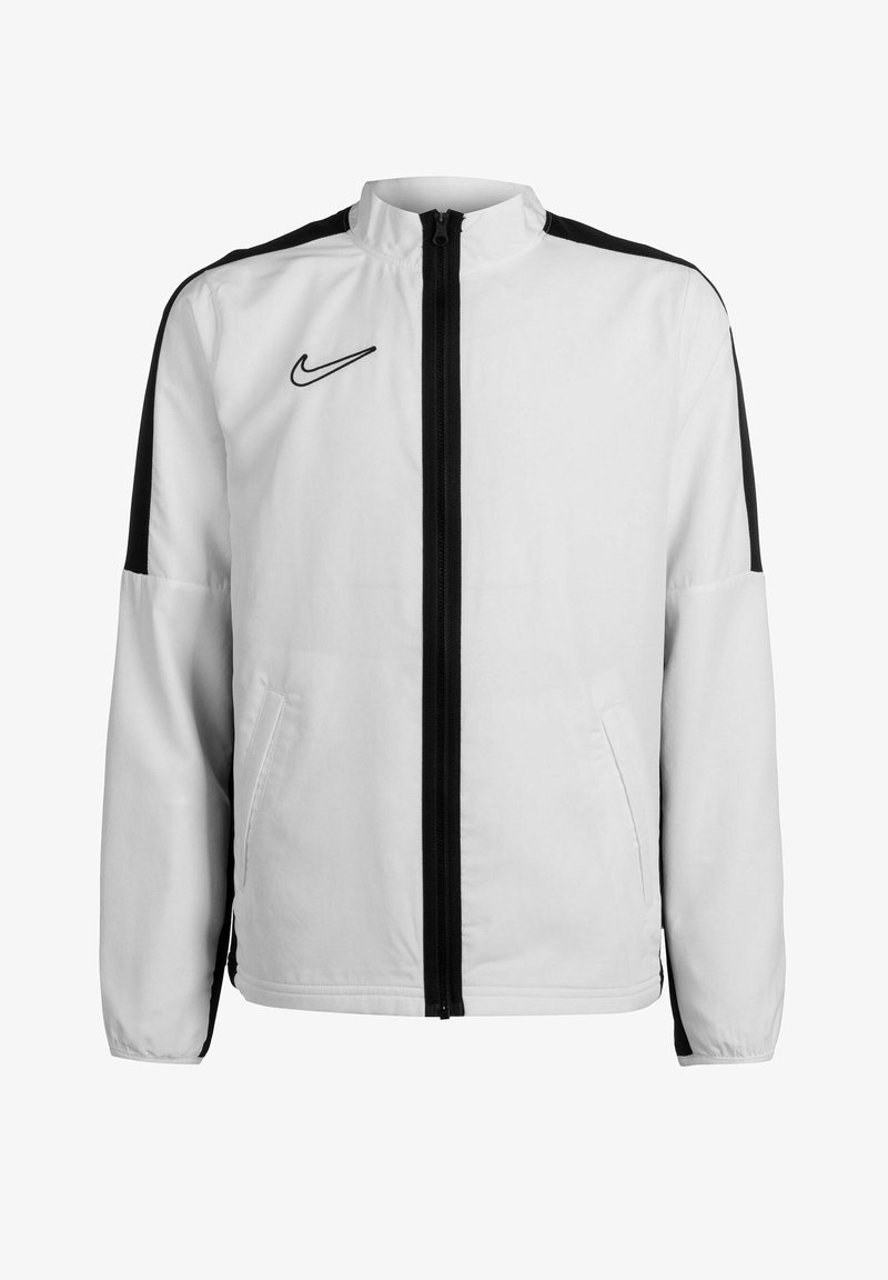 Weißer Jacke mit schwarzen Seitenstreifen, Reißverschluss vorne, hoher Kragen, zwei Fronttaschen und einem kleinen schwarzen Logo auf der linken Seite.