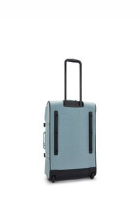 Pehmeapoolne rullikohver helesinises värvitoonis, mille pinnal on tekstuur, mustad detailid, kaks ratast ja kokkuklapitav käepide.