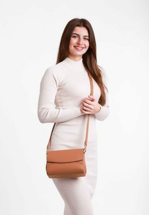 Hnědá kožená crossbody taška s klopou a jemně embosovaným detailem. Nastavitelný popruh a obdélníkový tvar s hladkým povrchem.