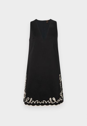 Sort sansædet kjole med V-udskæring og bølget kant, der har intrikate hvide broderier langs den nederste kant. Glat stoftekstur.