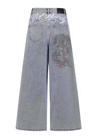 Jasnoniebieskie dżinsy o szerokich nogawkach z denimu z kontrastowym białym logo na pasku. Posiadają szczegółową grafikę smoka z tyłu.