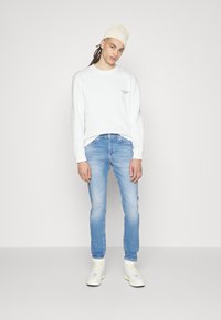 Calvin Klein Jeans FLOWER LOGO RELAXED CREW NECK - Sweatshirt - bright white