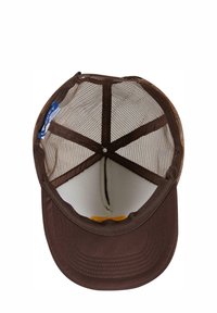 Bruine pet met een zachte stoffen voorkant en een mesh achterkant, met een gebogen klep en een gele patch aan de binnenkant. Bevat details van binnenstiksels.