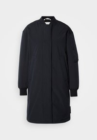 Tmavomodrý dlhý kabát z hladkej tkaniny, s vysokým golierom, bočnými vreckami a vreckom na zips na rukáve, s elastickými manžetami.