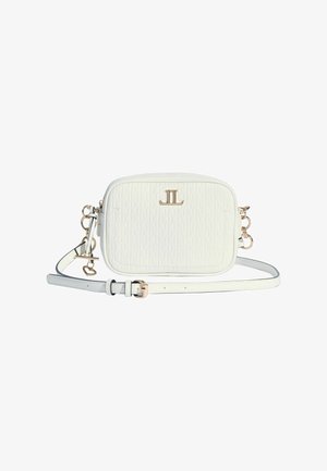 Geantă crossbody dreptunghiulară albă, texturată, cu elemente metalice aurii, curea reglabilă și logo metalic dublu "JL" pe față.