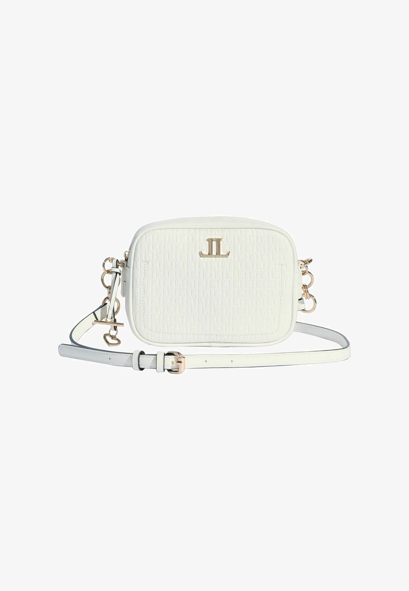Balta tekstūruota stačiakampė per petį nešiojama rankinė su auksinės spalvos detalėmis, reguliuojama dirželiu ir metaliniu dvigubu "JL" logotipu priekyje.