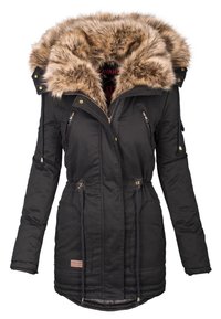 Parka negra con capucha forrada de pelo sintético, bolsillos con cremallera, cintura ajustable y cremalleras frontales. Cuenta con un forro interior acolchado.