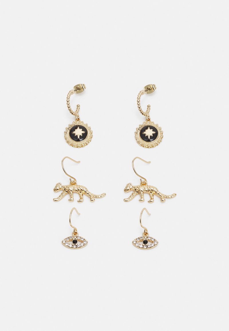 Brincos de ouro com um encanto circular apresentando um fundo preto e um design de folha, uma forma de leopardo e um encanto de olho com detalhes pretos.