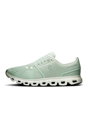 Világoszöld sportcipő légáteresztő hálós anyaggal, fehér szegmentált talppal, fűzővel záródó, és oldalán márkajelzéssel.