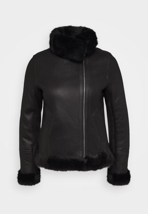 Veste en cuir noir avec un col et un ourlet en fausse fourrure. Design ajusté avec des poches latérales et une fermeture éclair. Texture lisse avec des accents contrastants.