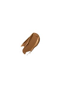Swatch de maquillaje líquido marrón con una textura cremosa. Tiene un acabado suave y se aplica en forma curva sobre un fondo blanco.