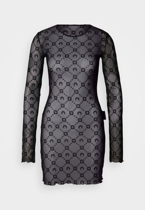 Čierne sieťované šaty s dlhými rukávmi a priliehavým strihom, zdobené opakujúcim sa kruhovým vzorom a vlnkovaným lemom.