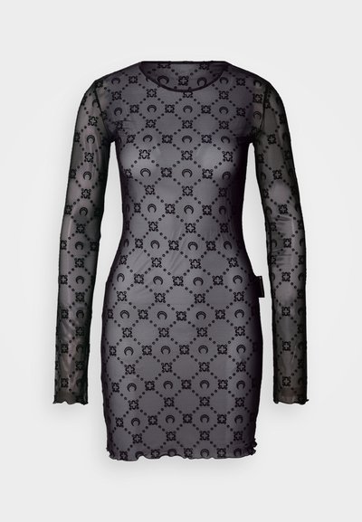 Čierne sieťované šaty s dlhými rukávmi a priliehavým strihom, zdobené opakujúcim sa kruhovým vzorom a vlnkovaným lemom.