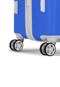 Blauwe harde koffer met een textuur, witte rits en twee zwarte wielen met witte velgen die een cirkelontwerp tonen.