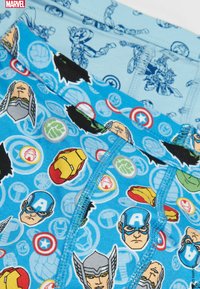 Modré bavlněné kraťasy s různými grafikami superhrdinů Marvel, včetně Iron Mana, Kapitána Ameriky a Thora, s světle modrým pasem.