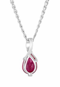 Strieborný retiazkový náhrdelník so slzovito tvarovaným rubínovým kameňom, ktorý je zakomponovaný do skrúteného kovového dizajnu s lesklým povrchom.