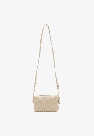 Béžová pletená kožená crossbody taška se zipovým uzávěrem a nastavitelním popruhem. Kompaktní obdélníkový tvar s texturovaným povrchem.