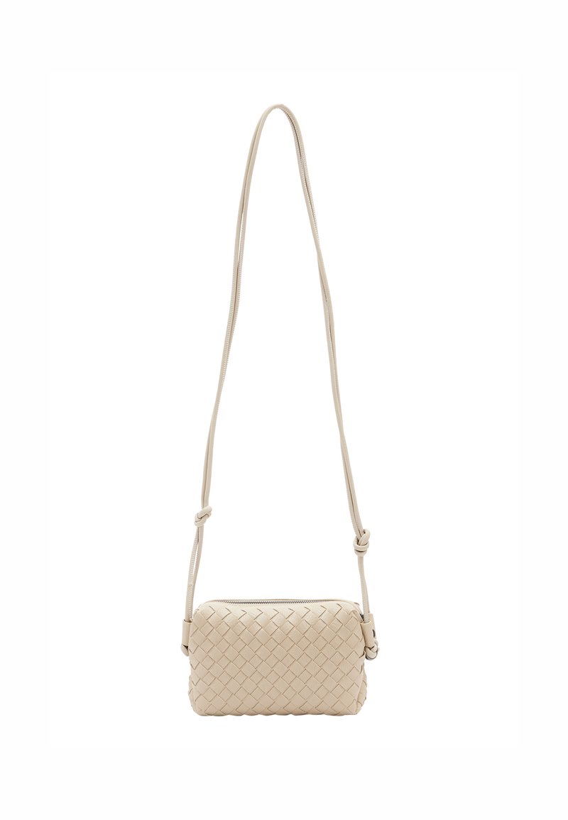 Borsa a tracolla in pelle intrecciata beige con chiusura a zip e tracolla regolabile. Forma rettangolare compatta con superficie testurizzata.