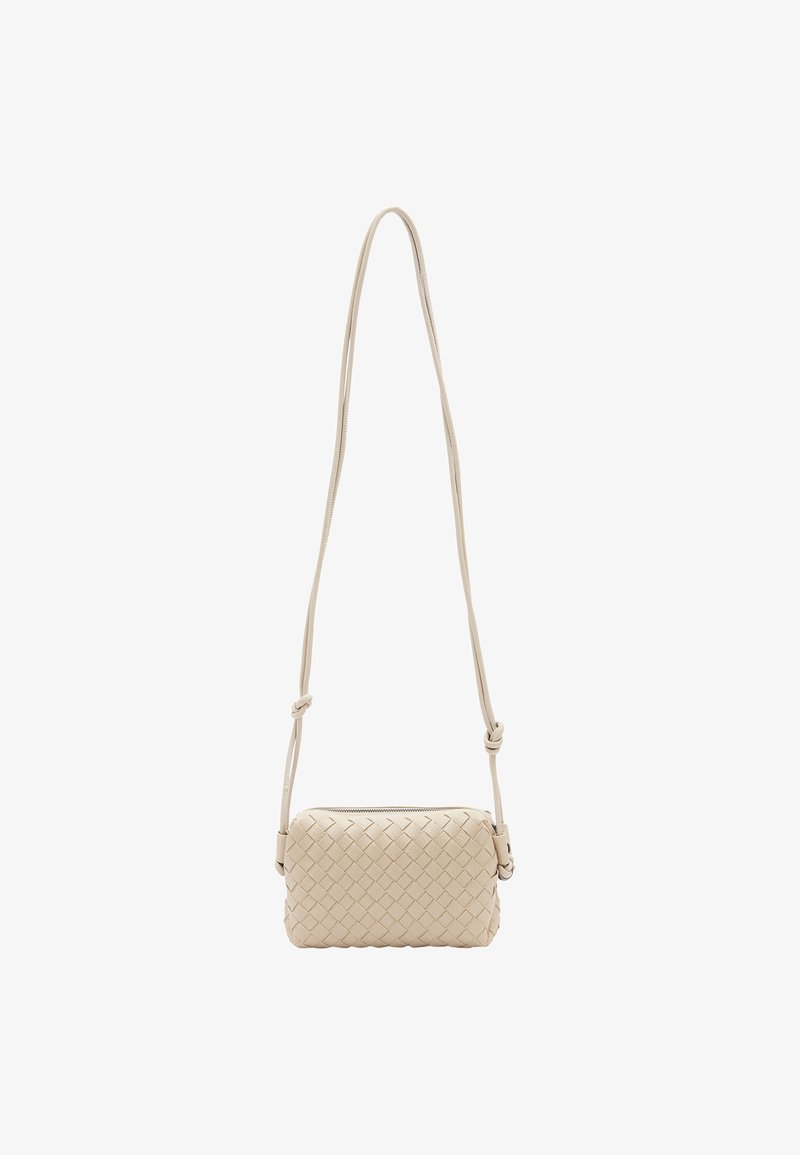 Beige szövött bőr keresztpántos táska cipzárral és állítható pánttal. Kompakt, téglalap alakú forma, texturált felülettel.