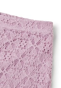 Rosa Spitzenstoff mit komplexen floralen Mustern, feiner Textur und weichem Finish, ideal für leichte Kleidungsstücke oder Akzente.