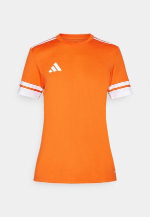 Camisa de desporto laranja com mangas curtas, punhos listados em branco e um logo da Adidas no ombro esquerdo, feita de um material liso e respirável.
