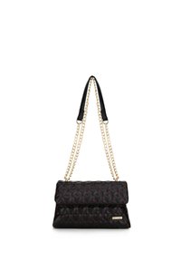 Bolso de mano negro acolchado con costuras rojas, correas de cadena en tono dorado y cierre con solapa; hecho de material sintético.