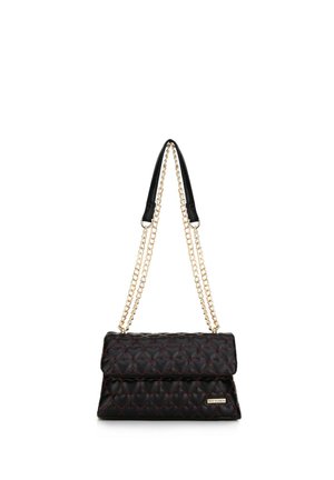 Sac à main noir matelassé avec des coutures rouges, des anses en chaîne dorée et un rabat de fermeture ; fabriqué en matériau synthétique.
