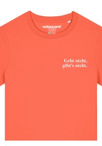 Koraalkleurig katoenen t-shirt met een ronde hals. De voorkant heeft witte tekst met de opdruk: "Geht nicht, gibt's nicht." Zachte, gladde textuur.