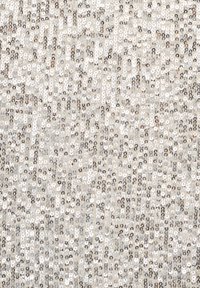 Zilver paillettenstof met verschillende tinten, dicht op elkaar gerangschikt in een rasterpatroon op een lichtbeige achtergrond, die het licht weerkaatsen met een glanzende afwerking.