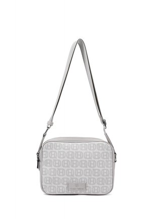 Bolso pequeño rectangular de bandolera con correa ajustable, patrón de monograma gris claro y parche frontal con el logo y nombre de la marca.