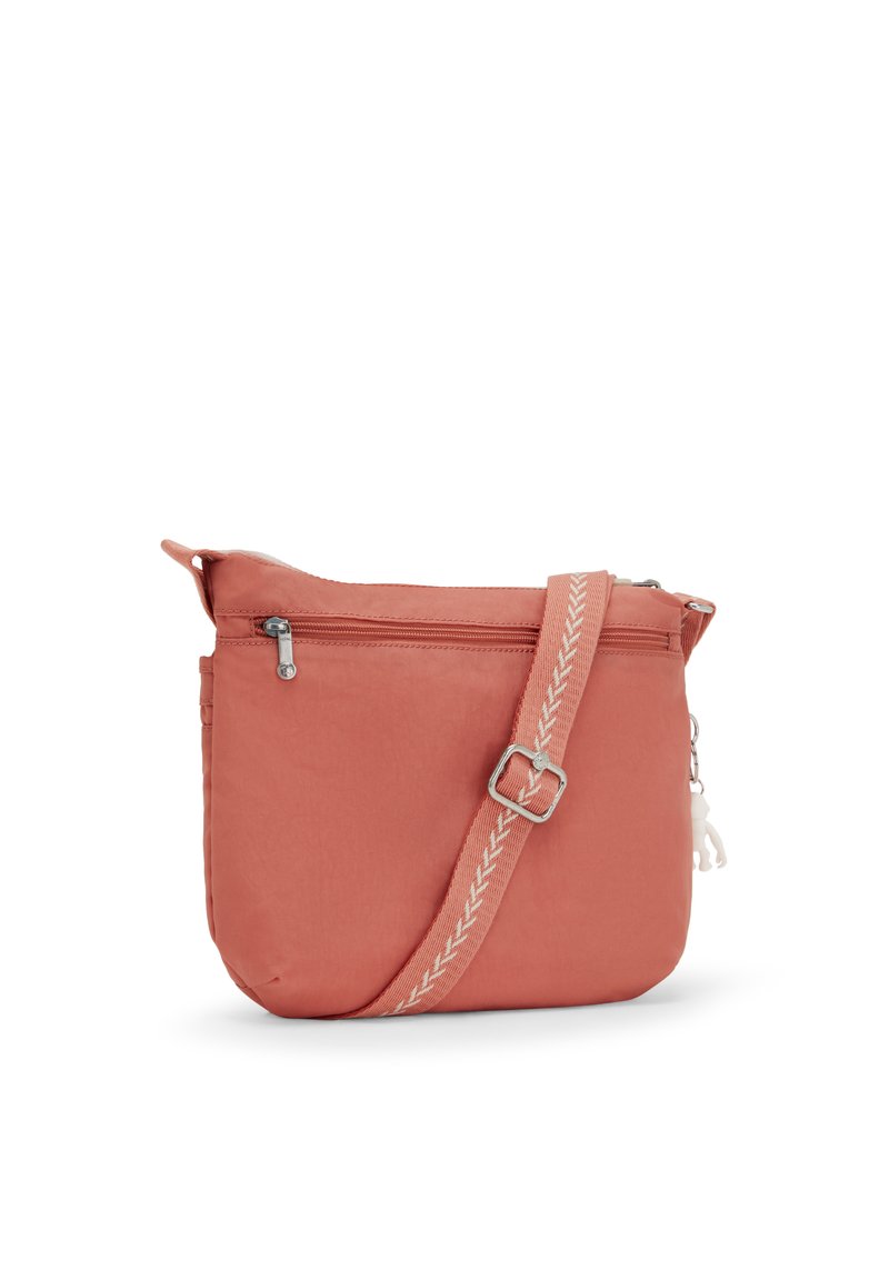 Bolso bandolero de tela coral con cremallera en la parte superior, bolsillo frontal y correa trenzada con un patrón de espiga. Acentos de hardware plateado.