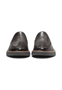 Un paio di scarpe slip-on in pelle nera con rifiniture marroni e suole in gomma scura, viste frontalmente su uno sfondo bianco.