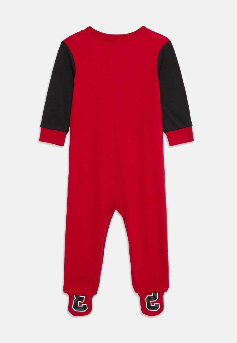 Roter Overall mit langen schwarzen Ärmeln, Füßchen-Design mit schwarzen Akzenten und einem weißen Zahlenmuster auf den Füßen. Hergestellt aus Baumwollmaterial.