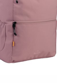 Roze stoffen rugzak met een gestructureerde oppervlakte, bovenritssluiting en een zijvak van gaas. Bevat een klein oranje label en het Bench-logo.