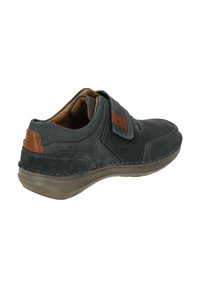 Herren grau Wildlederschuh mit gepolstertem Kragen, hellbraunen Lederdetails, Klettverschluss und flexibler Gummisohle. Texturierte Oberfläche für besseren Halt.