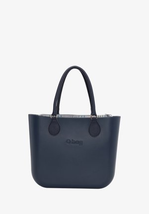 Bolso de mano de color azul marino, fabricado en un material similar al caucho, con dos asas texturizadas y un cierre de cremallera, que presenta un logotipo en la parte delantera.