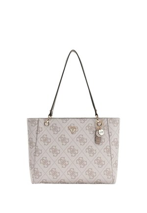 Borsa tote Guess beige con stampa del logo a fantasia, sottile tracolla nera e ciondoli dorati con il marchio appesi sul lato anteriore destro.